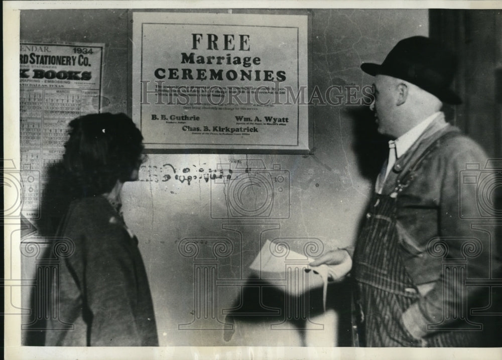 1939 Press Photo Couple in &quot;No Charge Marriage&quot; sign in Missouri - Historic Images