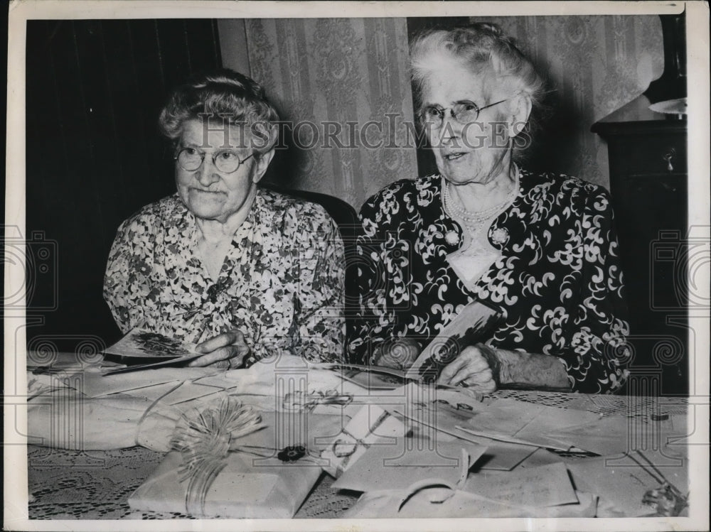 1948 Press Photo Ms. Nan Jamierson and twin sister celebrating 85th Birthday - Historic Images