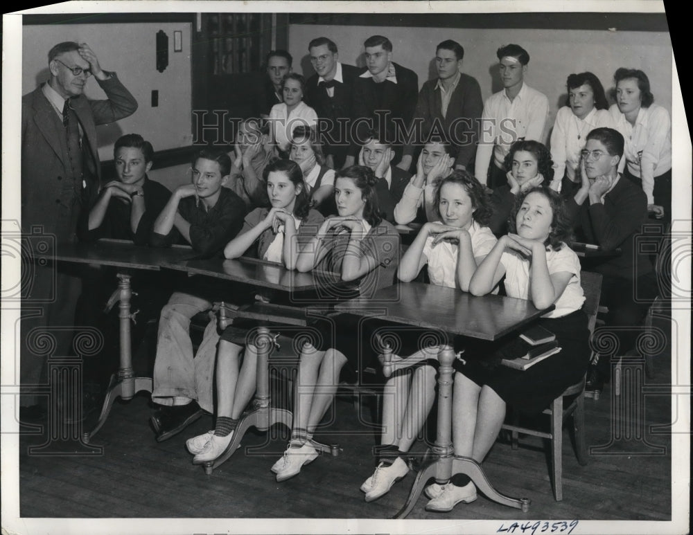 1939 Press Photo Prof.Benjamin Lacey with 10 pair of twins in his Science Class. - Historic Images