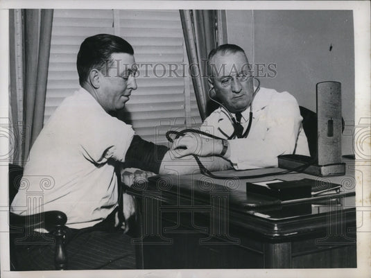 1949 Press Photo Dr. Mathew McGrail checks blood pressure of Locomotive Fireman - Historic Images