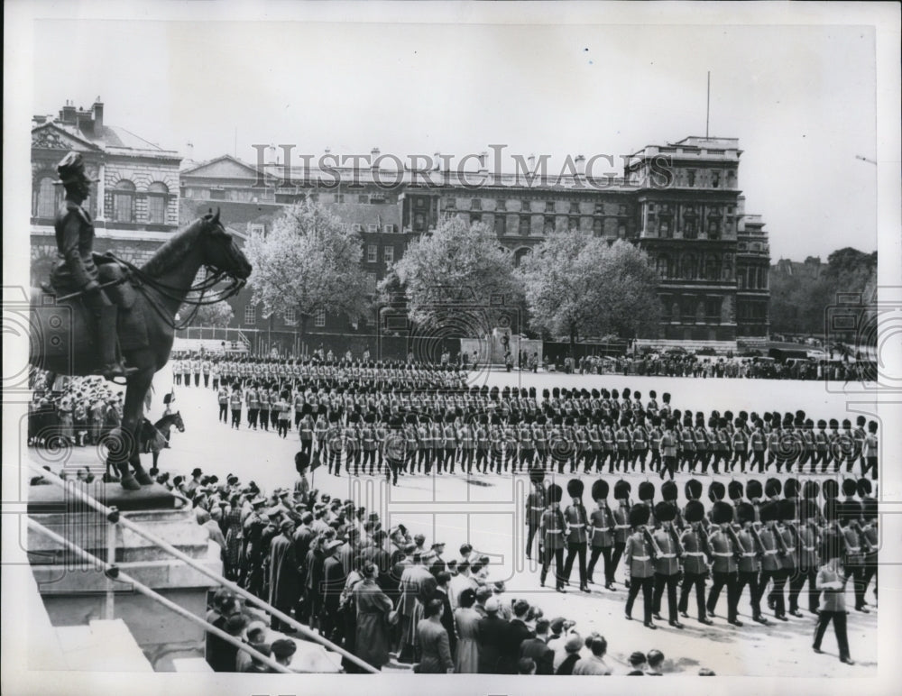 1952 Press Photo of the Scots Guard Second Battalion rehearsing the opening of - Historic Images