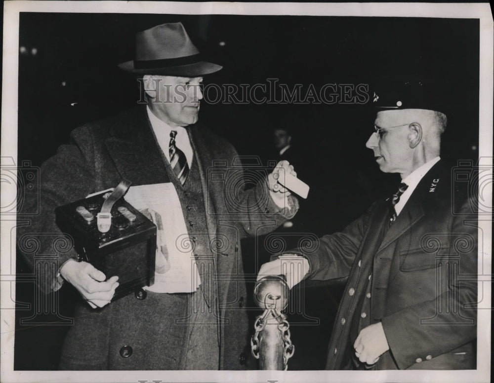 1940 Press Photo pf Elmer B. Lapp carrying a battery to symbolize being - Historic Images