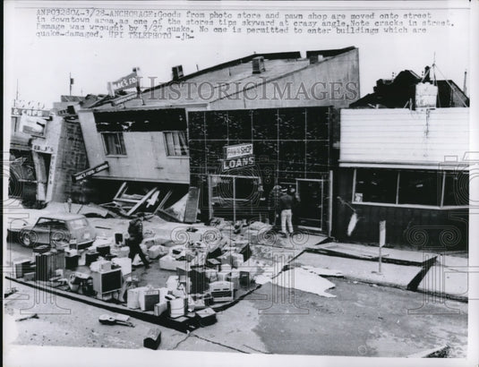 1964 Press Photo Store & pawnshop move to street from wreckage by earthquake - Historic Images