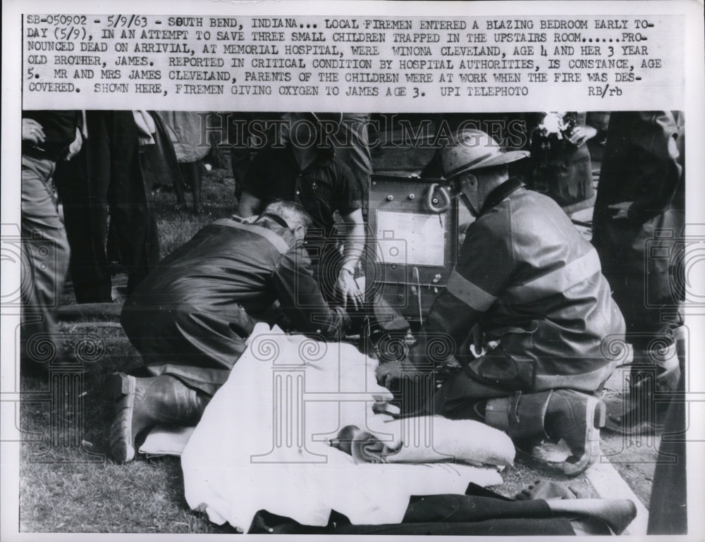 1963 Press Photo South Bend Ind firemen work on burned children at a fire - Historic Images