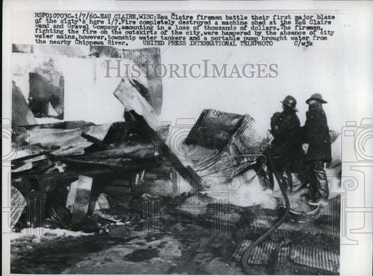 1960 Press Photo Eau Claire Wisc firemen battle blaze at Sand & Gravel Co - Historic Images