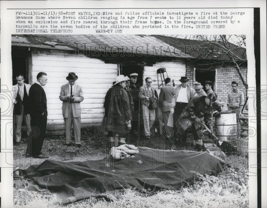 1958 Press Photo Ft Wayne Ind Fire & police at scene of home fire Gammons home - Historic Images