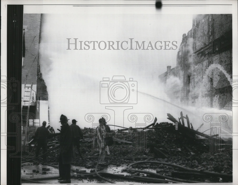 1958 Press Photo Firemen at scene of huge burned buildings - Historic Images