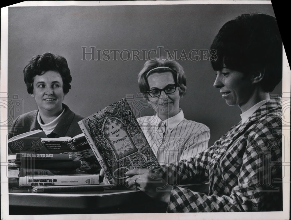 1968 Press Photo Mrs James ONeil, Mrs Fred Beagle, Mrs Charles Tool, Ursuline Co - Historic Images