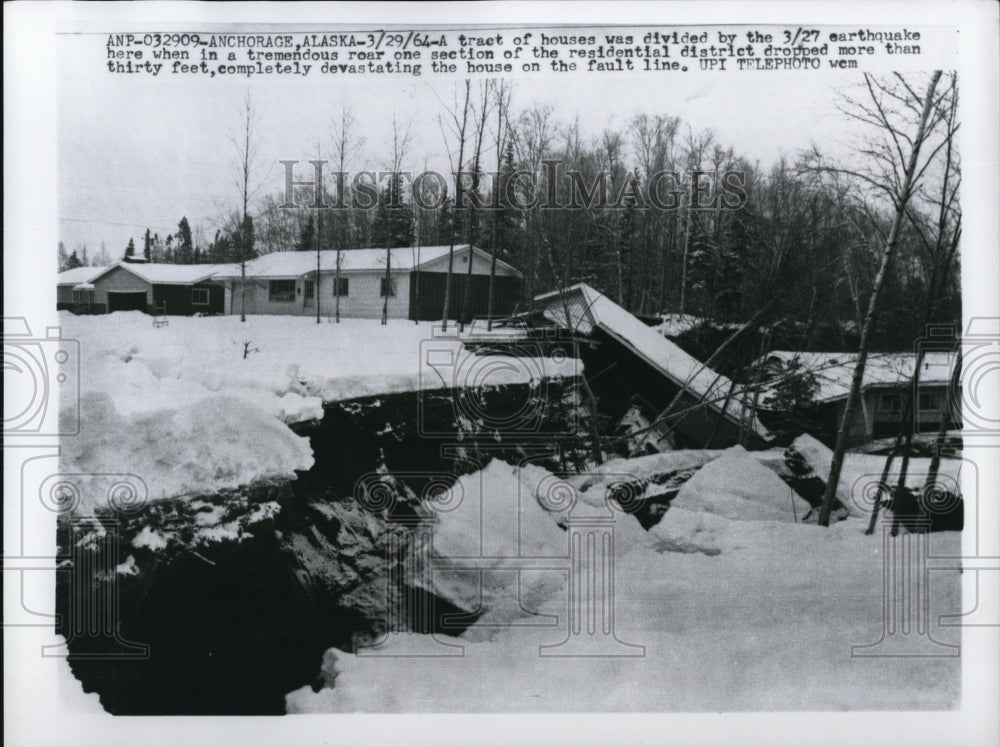 1964 Press Photo Anchorage Alaska a tract of houses was divided by the earthquak - Historic Images