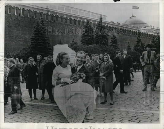 1966 Press Photo Moscow Russia David Halton weds Natasha Titova - Historic Images