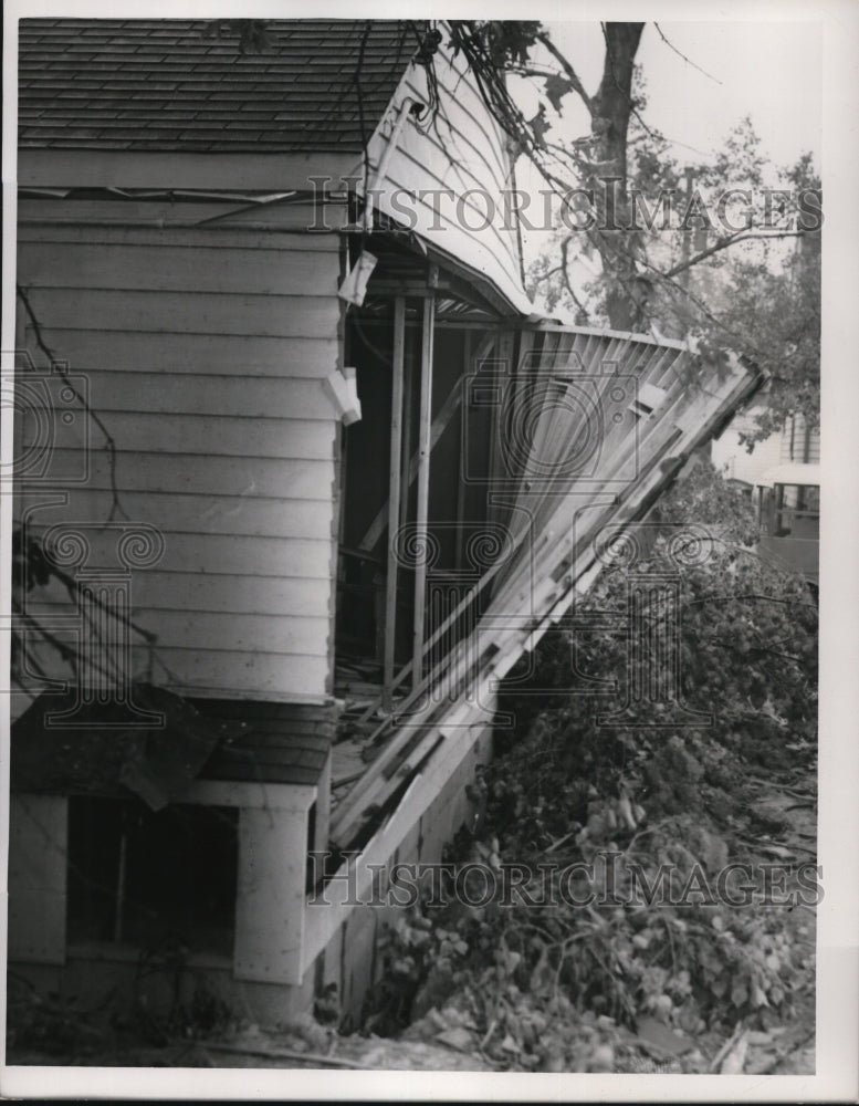 1953 Press Photo A side wall of a home blown out in an explosion - Historic Images