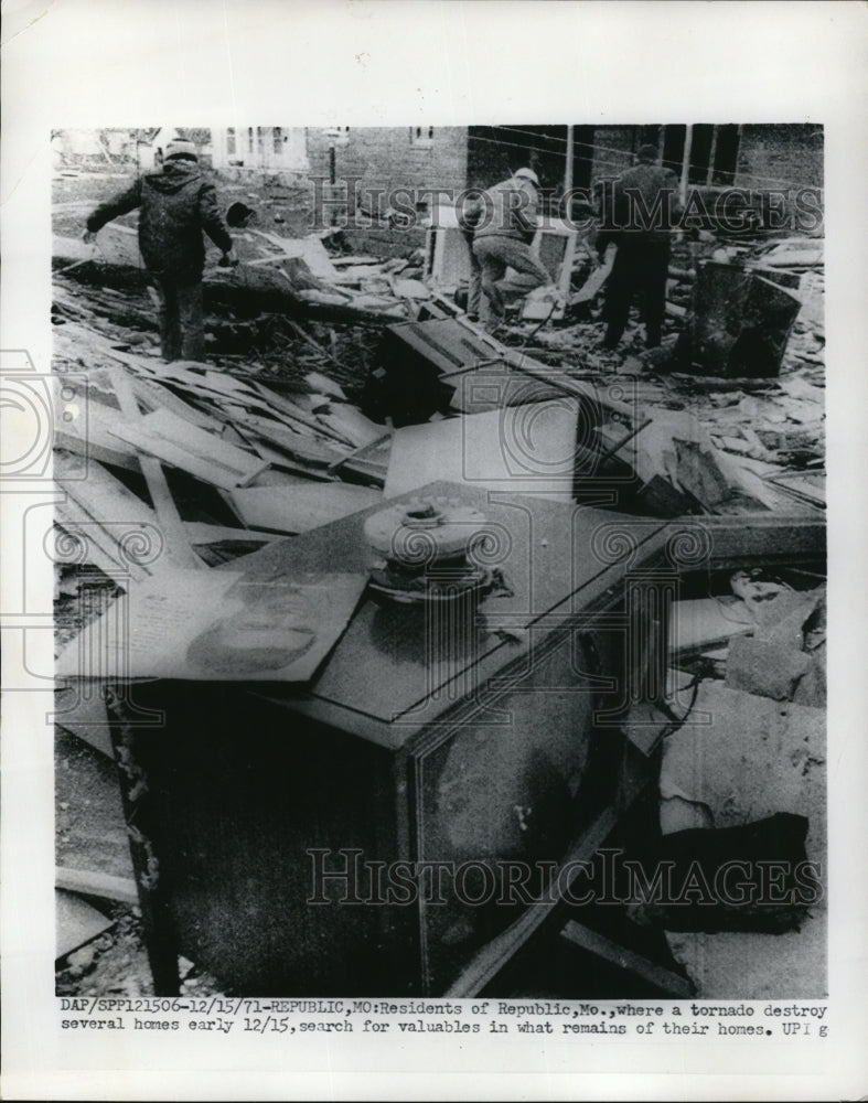 1971 Press Photo of Republic Missouri after a tornado came through. - Historic Images
