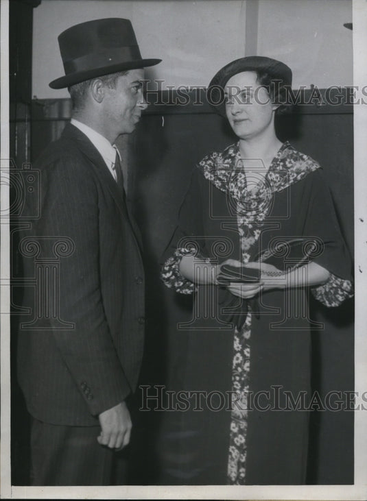 1934 Press Photo Edwin Brethauer arrested in Chicago & witness Nancy Woods - Historic Images
