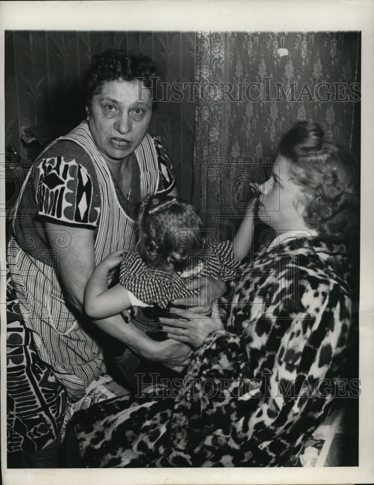 1946 Press Photo Olga Marsh and Ruth Marsh Nossaman Custody Battle Melinda Marsh - Historic Images