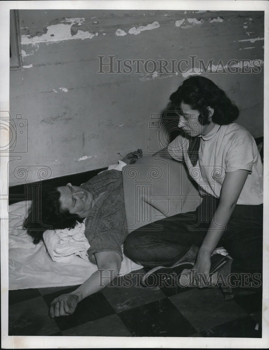 1953 Press Photo Mrs M George Pepper & daughter Janice Tornado victims - Historic Images