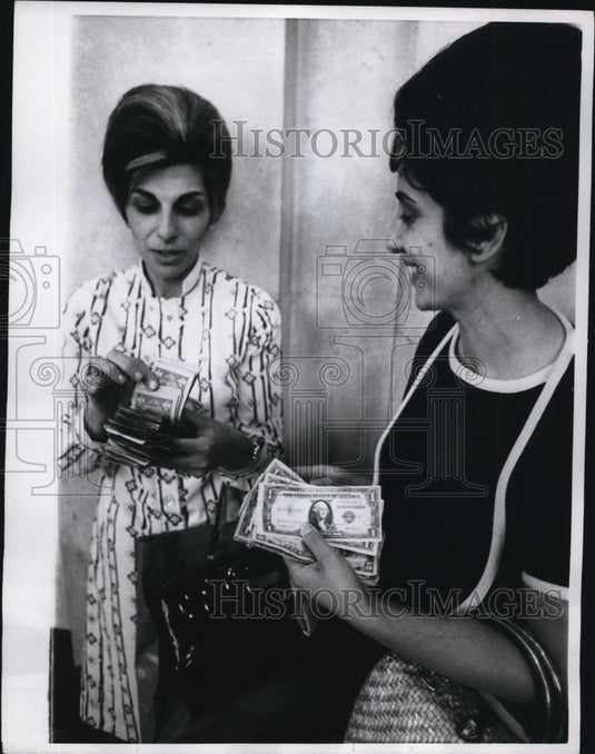 1968 Press Photo Mrs  Chakarian & mrs Shamoian check their money - Historic Images