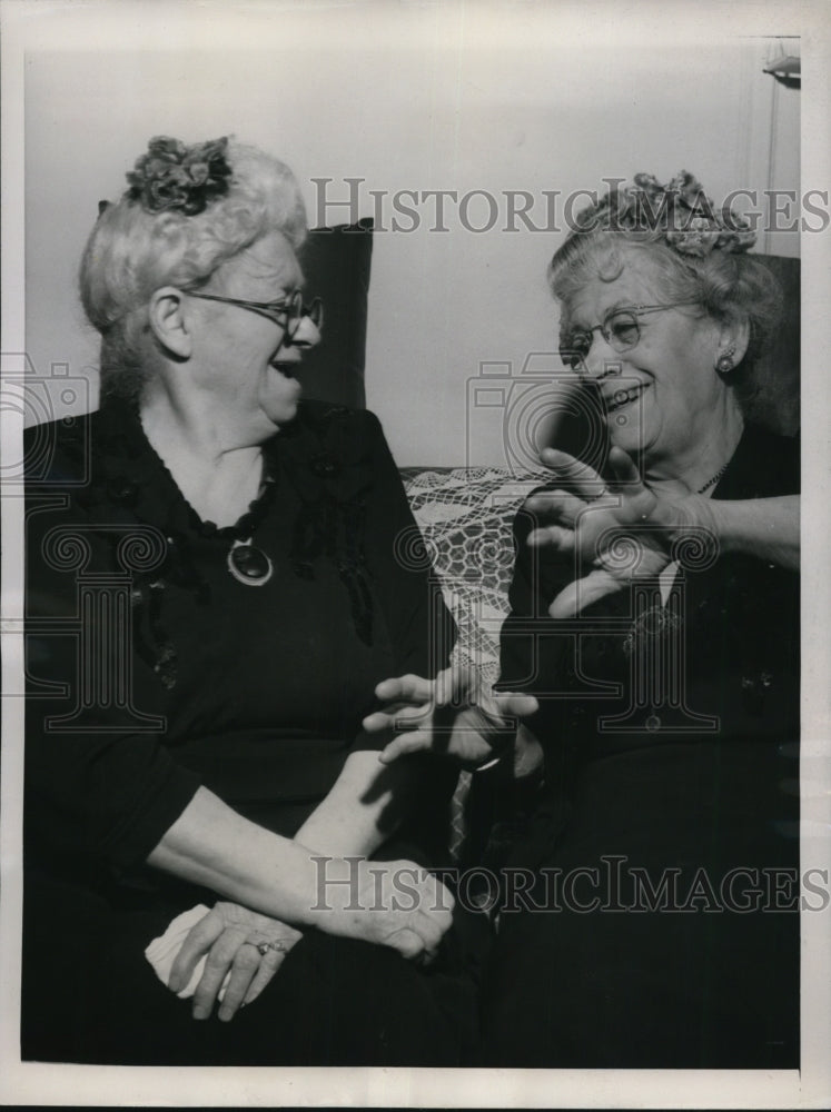 1944 Press Photo Chicago Mrs Rose Levey &amp; Mrs Tillie Jacobs twins turn age 81 - Historic Images