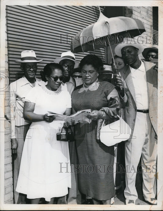 1954 Press Photo Agatha Coleman, Mildred Hogan and Verdix Robinson holding - Historic Images