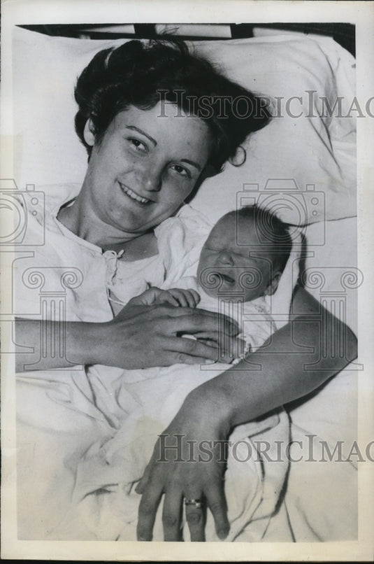 1947 Press Photo Houston Texas Mrs John R Hutchinson of Texas City shown at - Historic Images