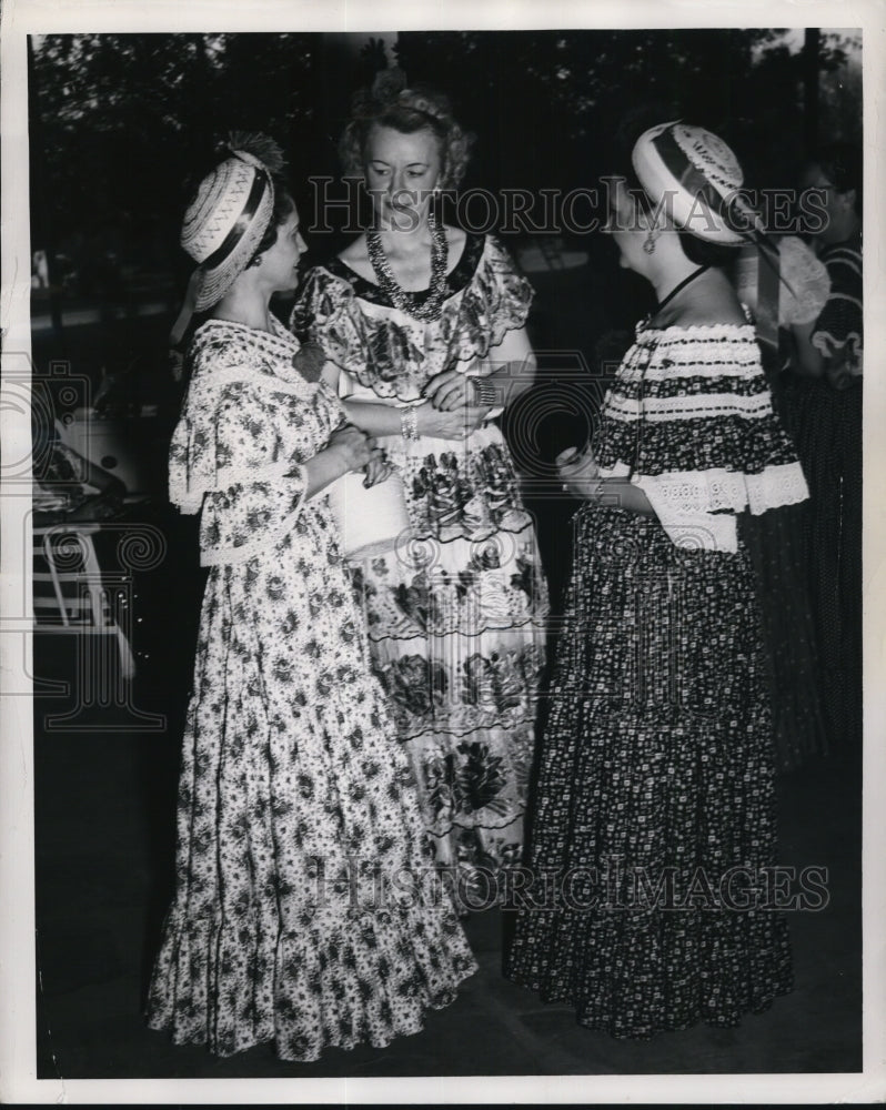 1949 Press Photo Mrs FL McDonald, MrsJester, Mrs W Lewis at Charro Days Fiesta - Historic Images