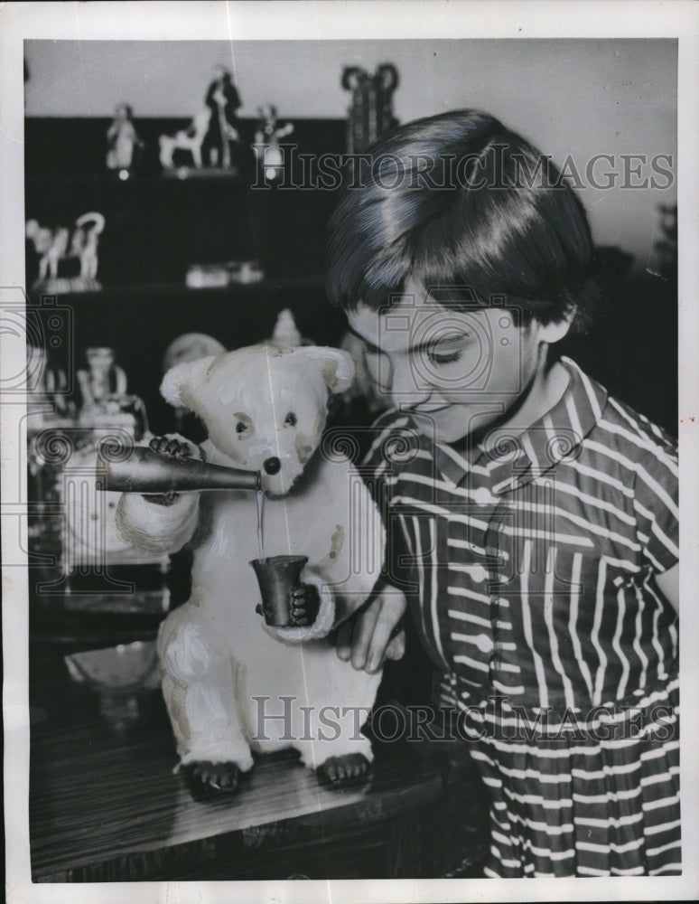 1954 Press Photo London June Usher age 8 at Autumn Antiques Fair - Historic Images