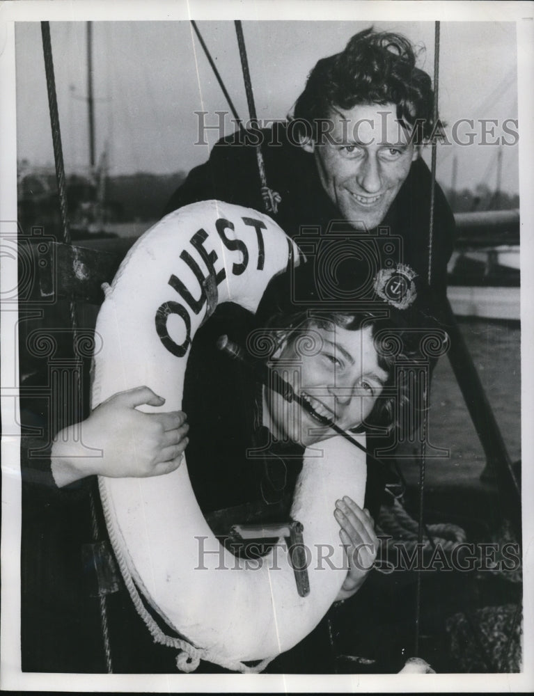 1956 Press Photo Port Hamble England Leo Cockland &amp; Martin Brent on Quest III - Historic Images