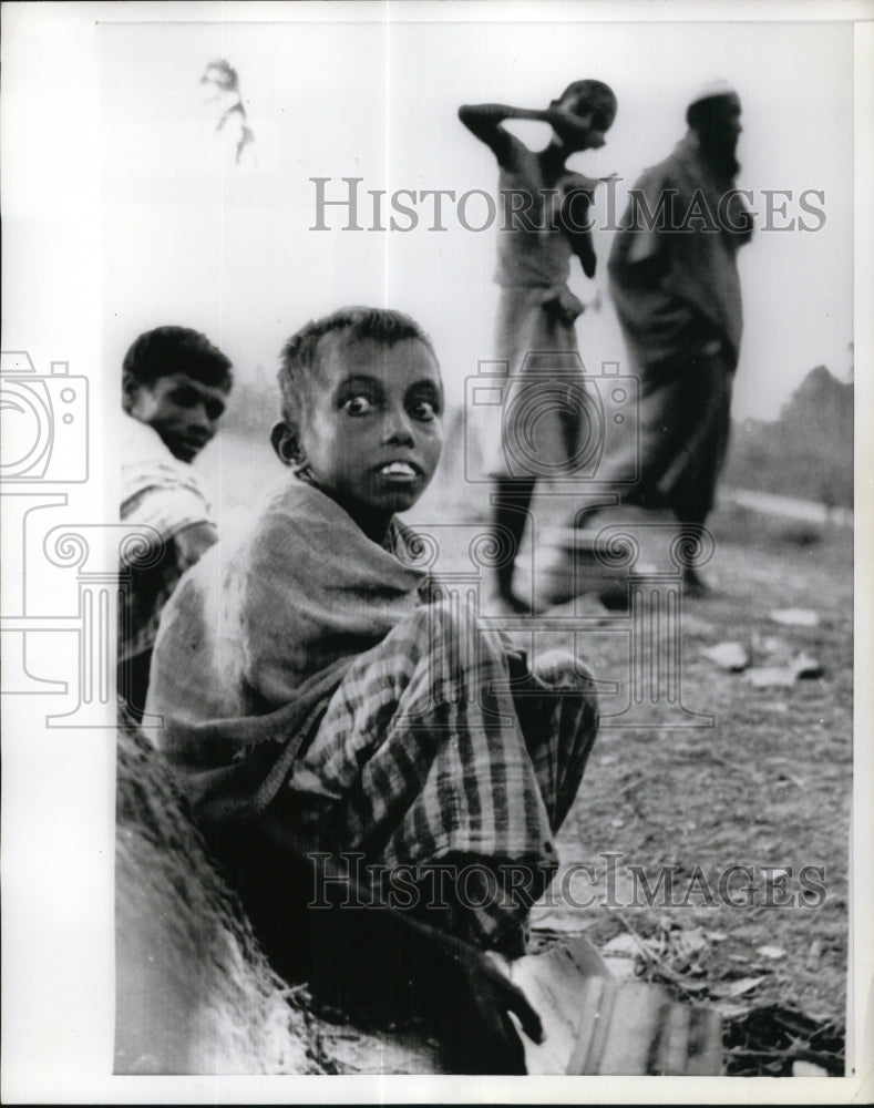 1970 Press Photo Young Boy Huddles & Waits for Food in Pakistan after Tidal Wave - Historic Images