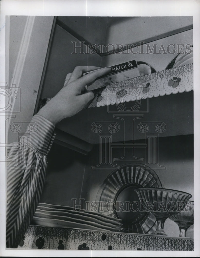 1949 Press Photo Putting matches out of reach for the children - Historic Images