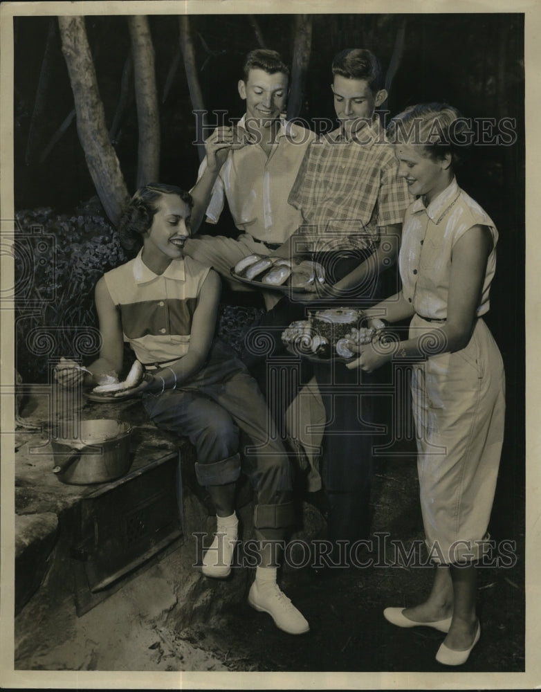 1954 Press Photo Barbecued Beef on Buns Labor Day Cook Out Treat - Historic Images