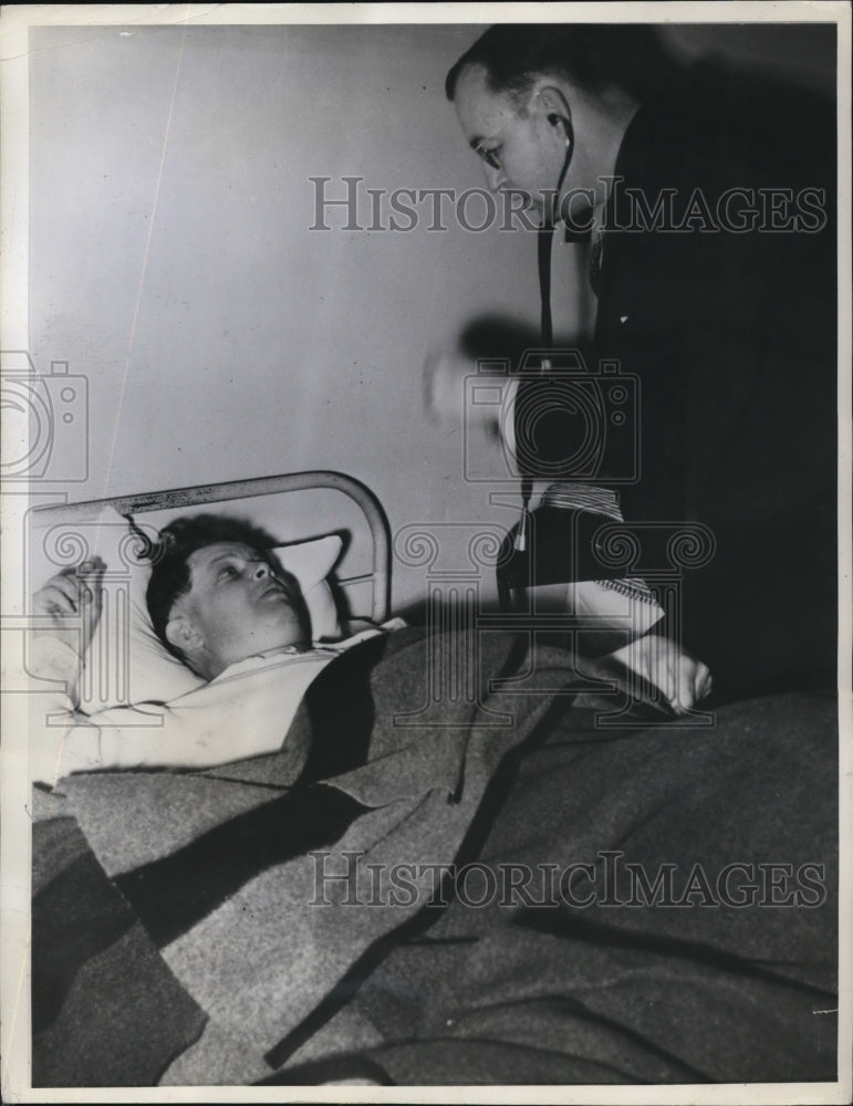 1942 Press Photo One of the food poisoning victim at the Oregon State Asylum - Historic Images