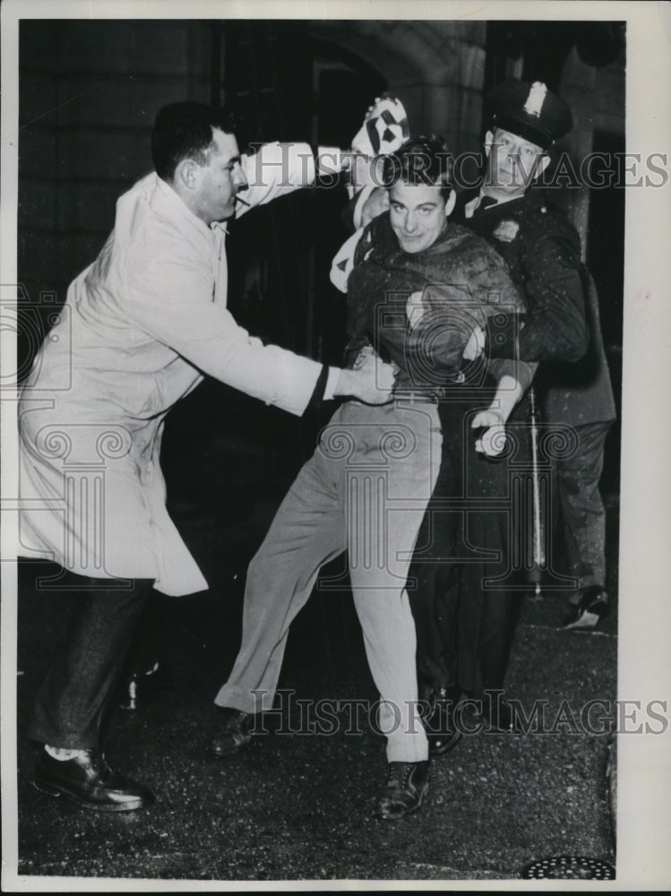 1961 Press Photo Washington DC demonstrators arrested Anti Castro Fracas - Historic Images