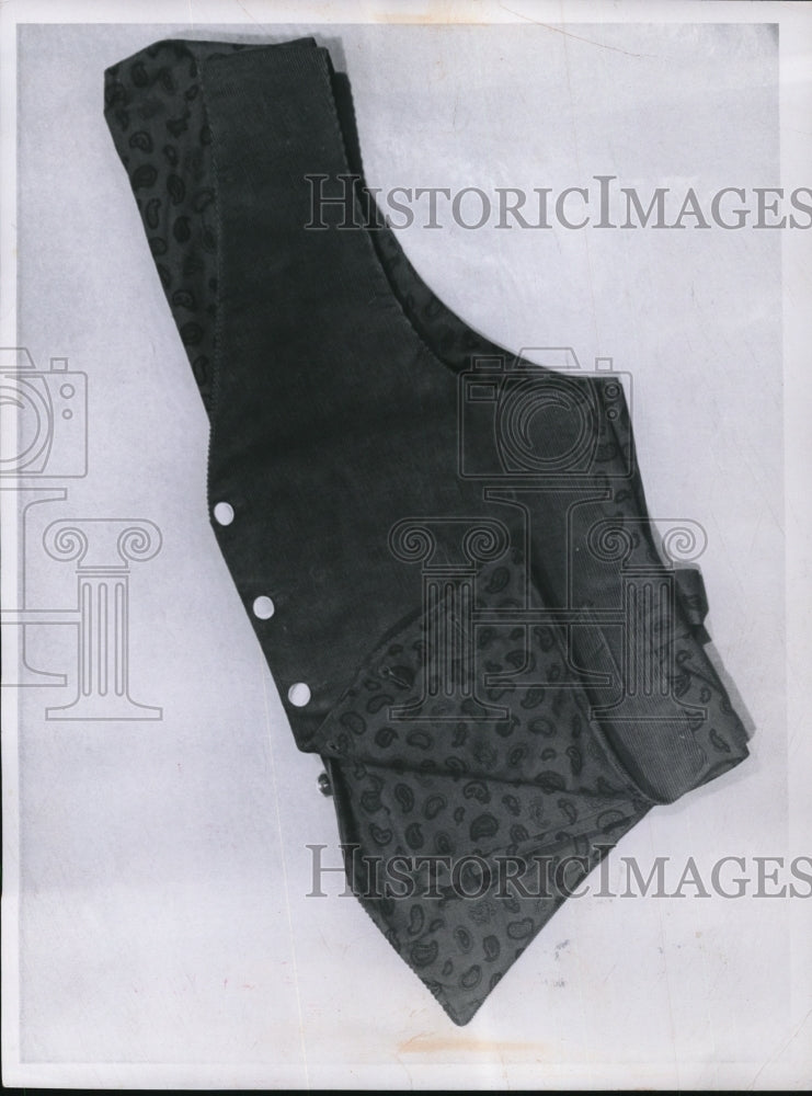 1959 Press Photo A Corduroy vest with paisley lining and brass buttons - Historic Images