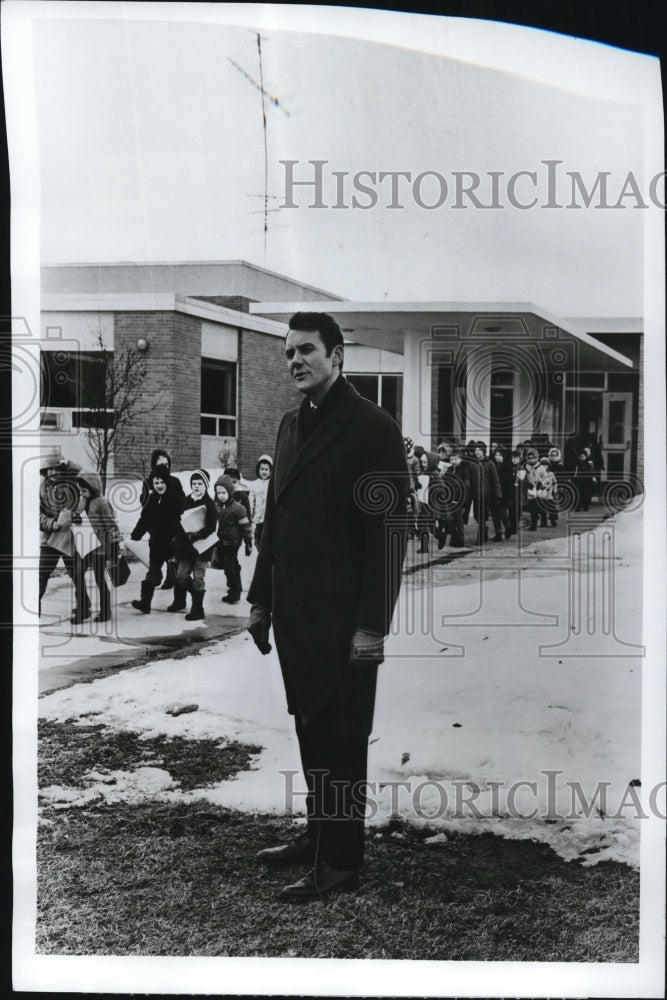 1970 Press Photo Bill Beutel in Now The Eye of the Storm - Historic Images