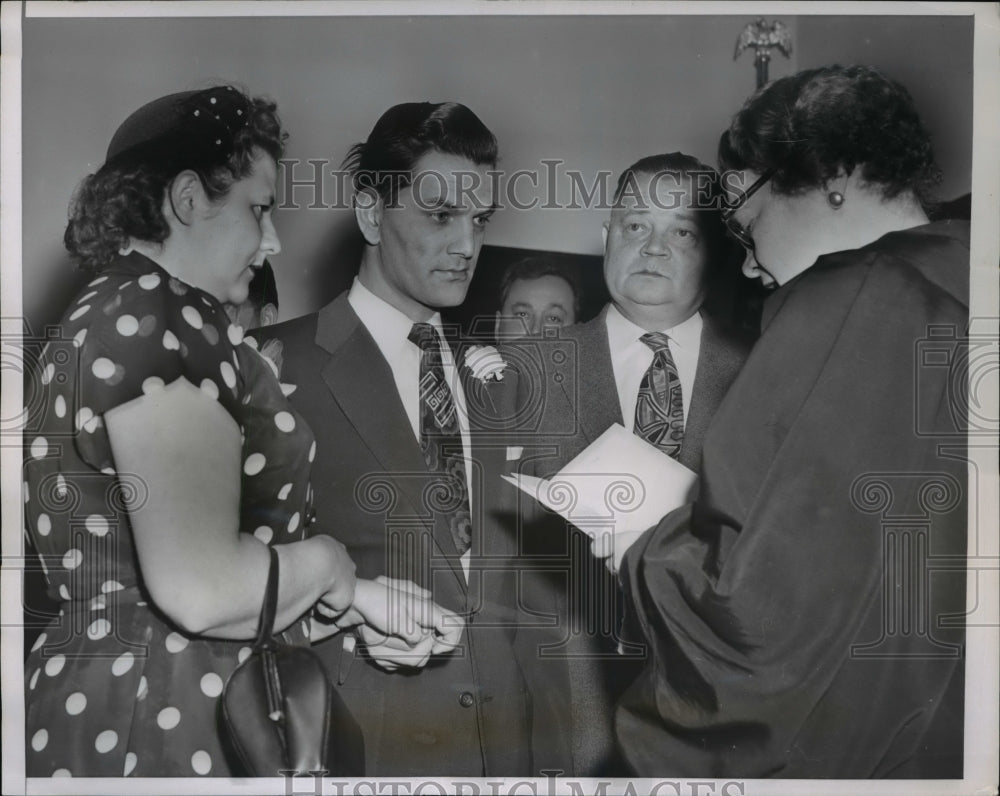 1955 Press Photo Convict E Pruszakaki &amp; Stella Gubala marries in judge chamber - Historic Images