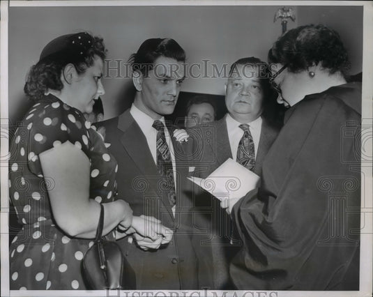 1955 Press Photo Convict E Pruszakaki & Stella Gubala marries in judge chamber - Historic Images