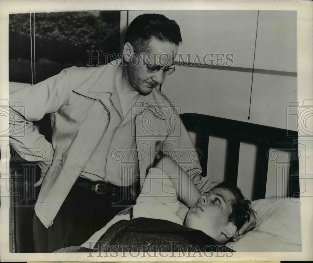 1946 Press Photo George Plant being comforted by father R.C. Plant after Shot - Historic Images