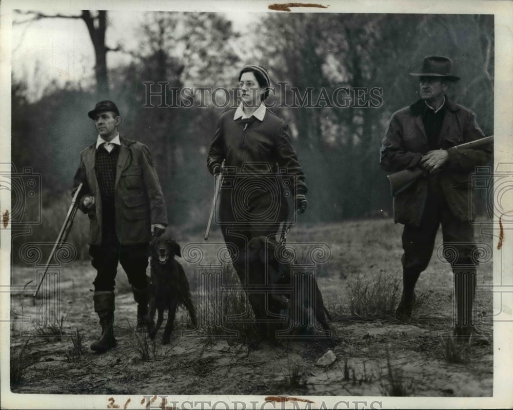 1941 Press Photo Oscar Orr, Mary Orr, and J.W. Nethers hunting for pheasants - Historic Images