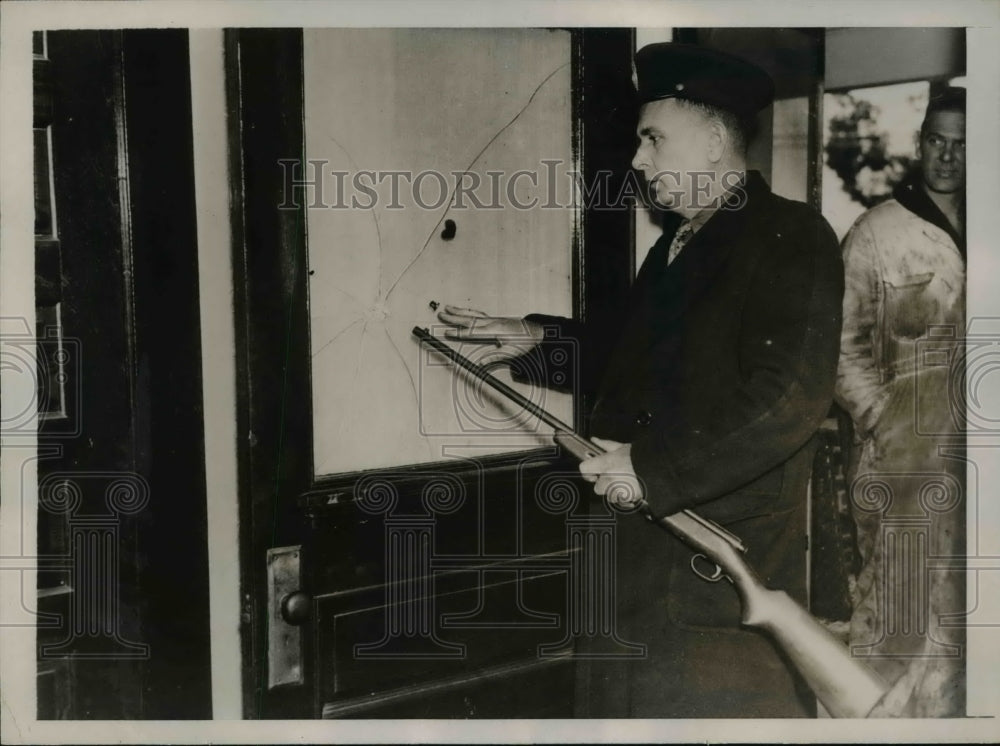 1936 Press Photo Officer at home of Leon Neal Owen Sr. who killed his family - Historic Images