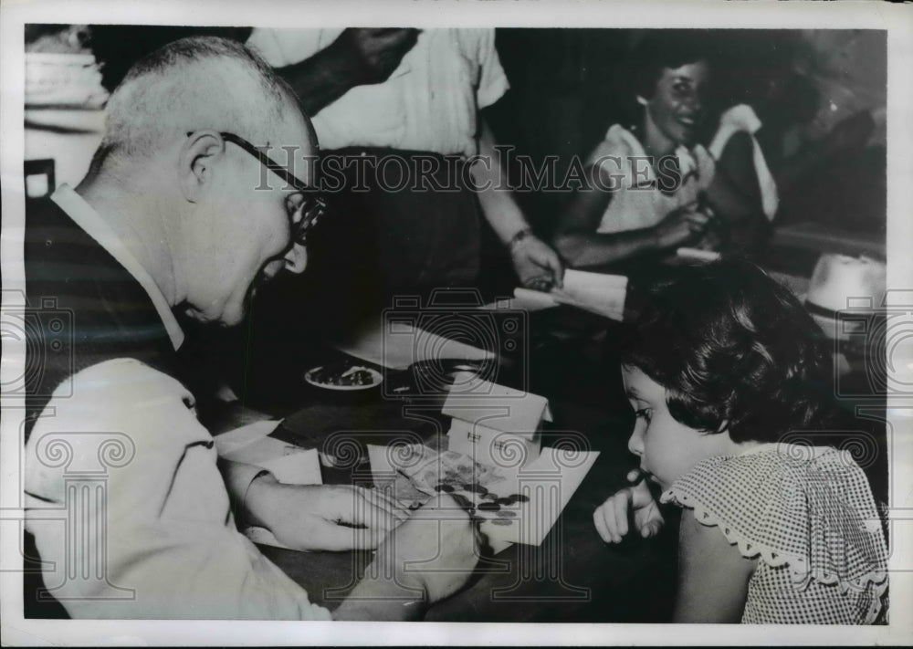 1955 Press Photo Sara oised watches a worker for Israeli Defense Fund - Historic Images