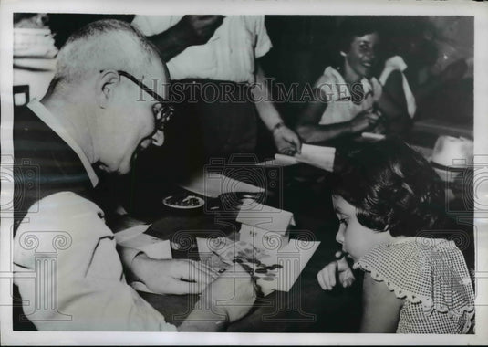 1955 Press Photo Sara oised watches a worker for Israeli Defense Fund - Historic Images