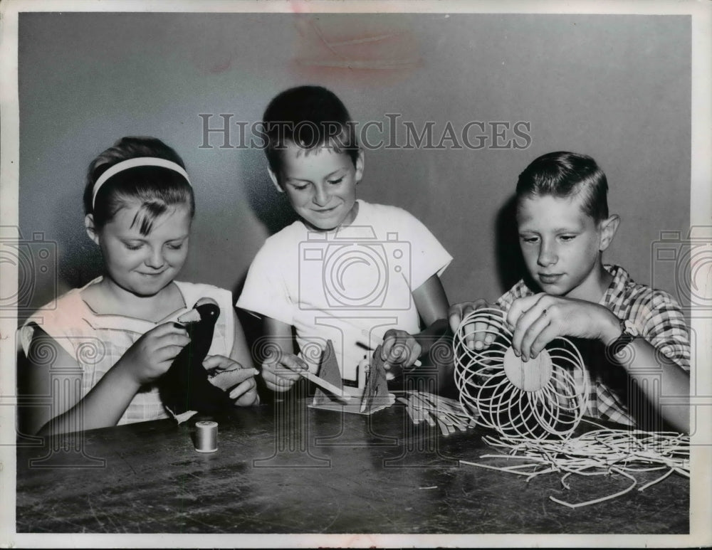 1960 Press Photo Cathy Ostrowski, Gregory Kurtz and Bill Thomas crafting - Historic Images