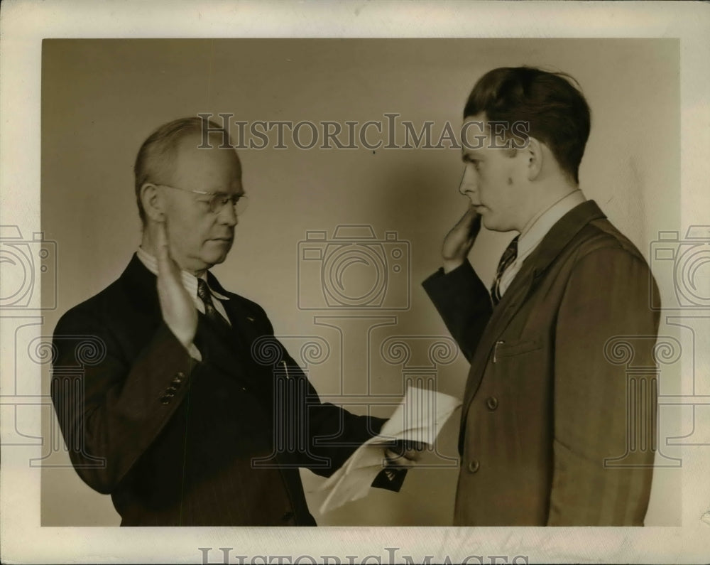 1941 Press Photo Ensign Edward J.O'Brien sworn on to Michaek O'Brien. - Historic Images