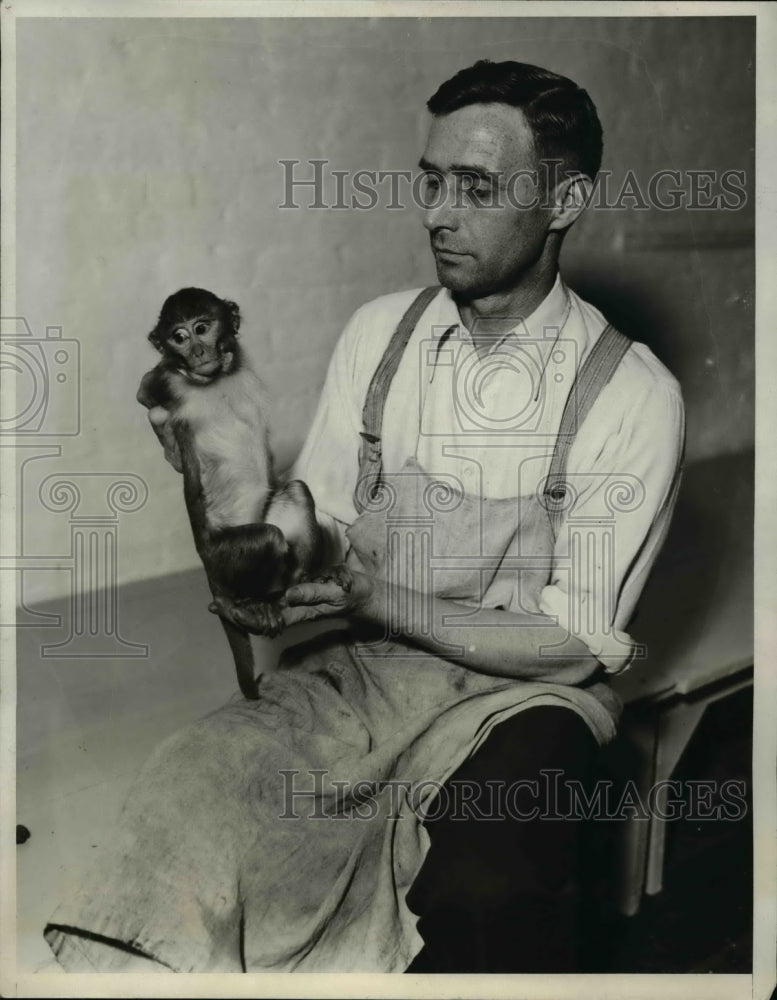 1933 Press Photo Ernst Opperman joined chase to capture monkey that escaped - Historic Images