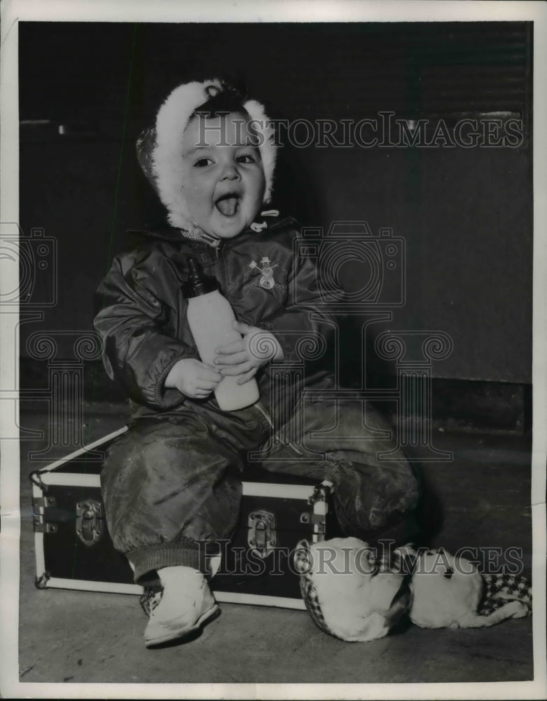 1957 Press Photo Janet Powers on before-flying-to-coast pose at NY Airport - Historic Images