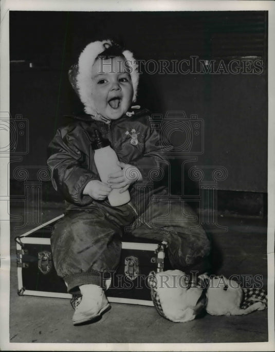 1957 Press Photo Janet Powers on before-flying-to-coast pose at NY Airport - Historic Images