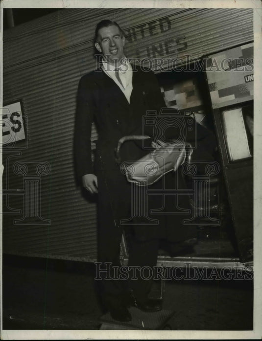 1933 Press Photo William Peden arriving at Cleveland Airport to be in Race - Historic Images