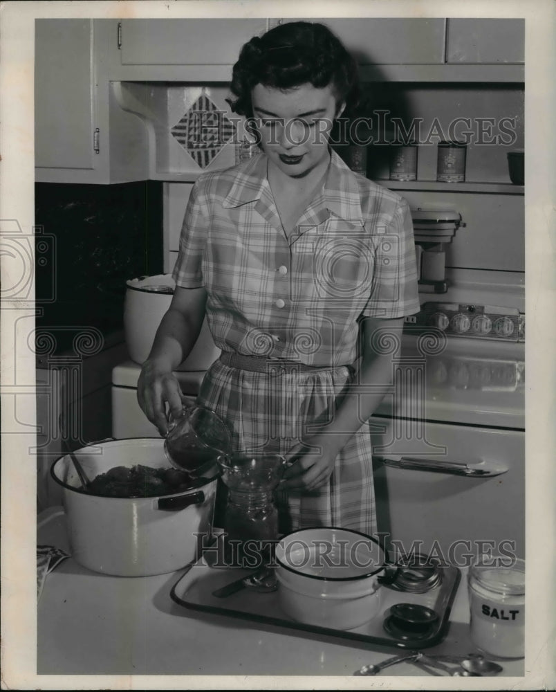 1946 Press Photo Mrs. Jeanne Olsen packs hot tomatoes from the kettle - Historic Images