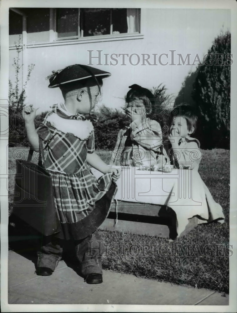 1962 Press Photo Tammy Picolet, 5 and her sister Lindsay, 3 giggling at the - Historic Images