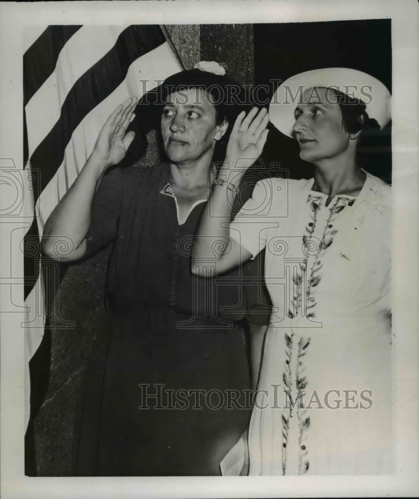 1939 Press Photo Agnierzka Zolnierowski &amp; Martha Kubica at Naturalization Court - Historic Images