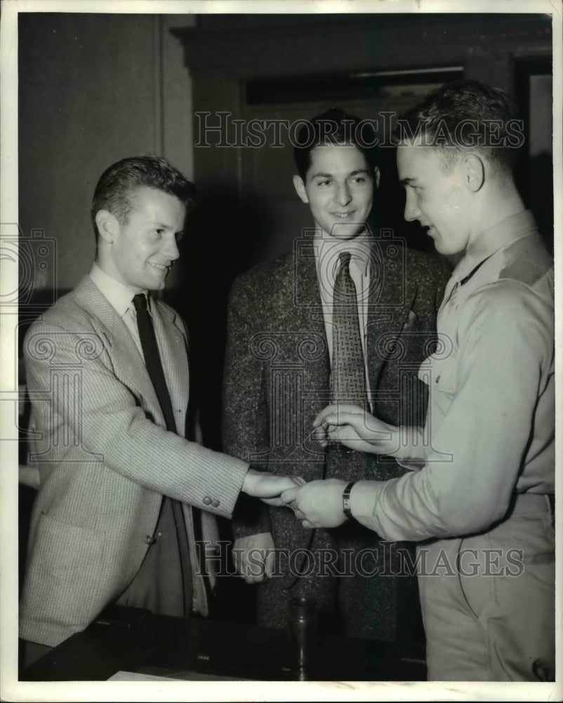 1941 Press Photo Army Air Cadets James McConnell and Cecil Patterson on Pain Job - Historic Images